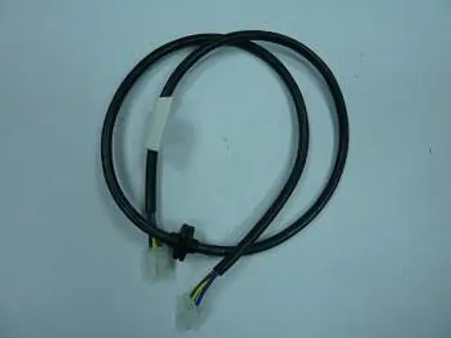 SCU-Kabel von Remeha mit zwei Leitungen, konzipiert für den Einsatz in elektrischen Anwendungen. Schwarze Ummantelung, klare Anschlussstecker.